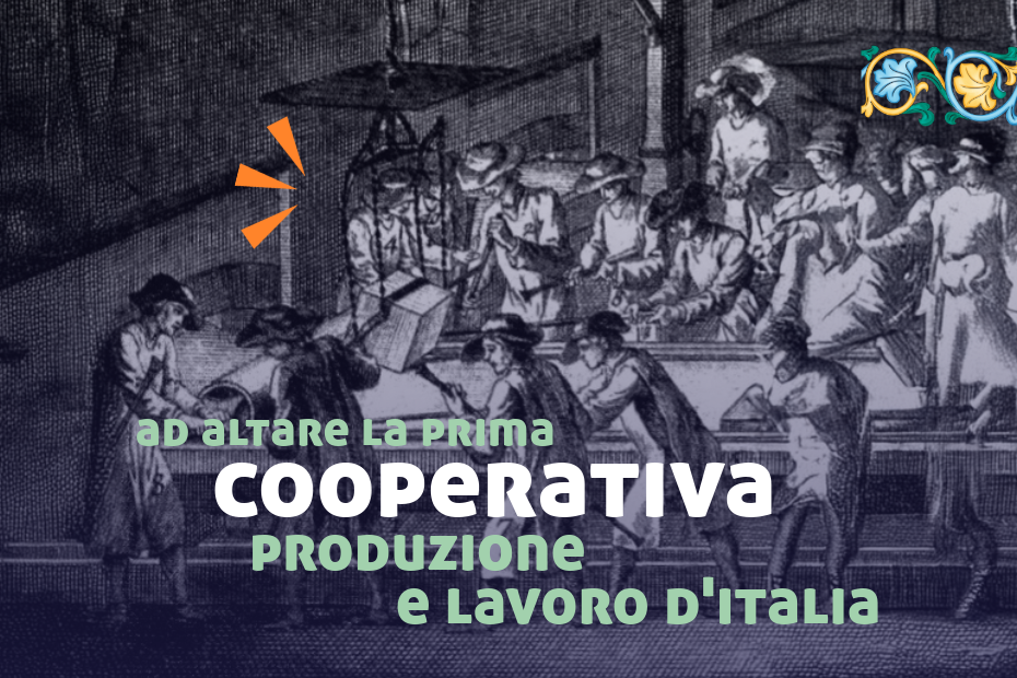 Illustrazione in stile antico di un gruppo di maestri vetrai al lavoro in una fornace, intenti a modellare oggetti in vetro attorno a un grande tavolo. In sovrapposizione, il testo recita: “Ad Altare la prima cooperativa produzione e lavoro d’Italia”. In alto a destra, un motivo decorativo in stile liberty con colori azzurro, giallo e verde.
